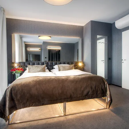 Hotel Mucha Praga Esterno foto
