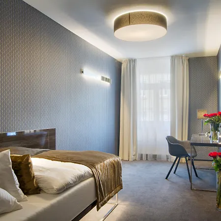 Hotel Mucha Praga Esterno foto